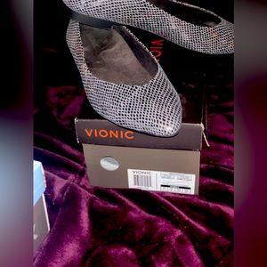 New in Box Size 11 Ladies Flats by Vionics- Grey Metallic Suede  (interior)